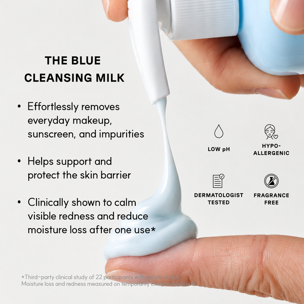 Blue Calming Cleansing Milk dispensado sobre los dedos; beneficios indicados: pH bajo, hipoalergénico, probado dermatológicamente y sin perfume
